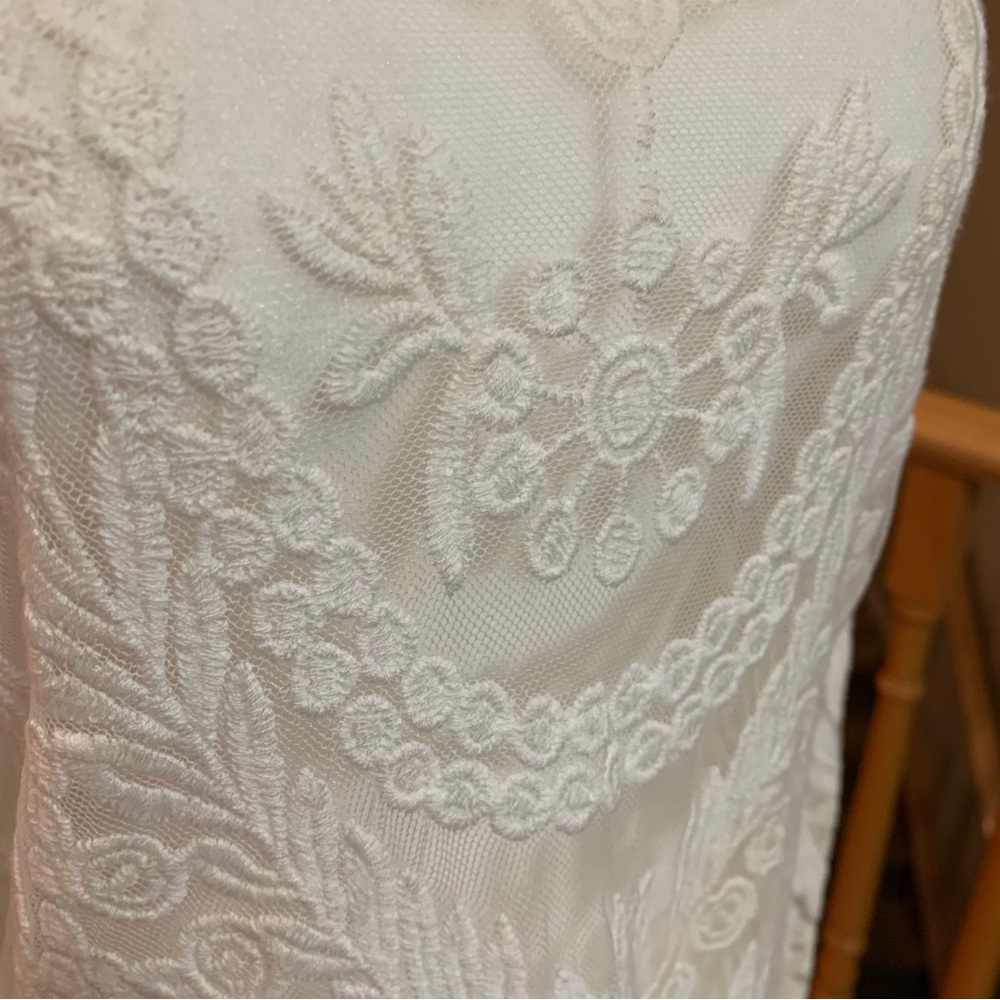 Embroidered sheet top - Picture 2 of 4